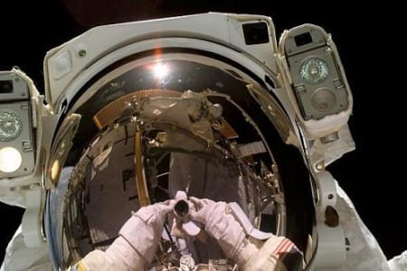Astronautas que pierden cosas en el espacio
