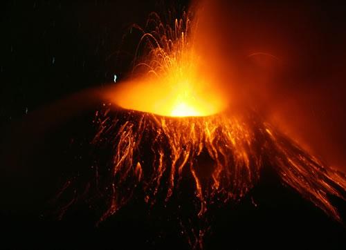 ¿Cómo se producen las erupciones volcánicas?
